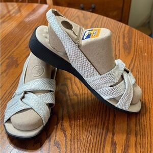 Comfortview Sandals Snakeskin Printed Straps White Pearl Slingback 9 Wide